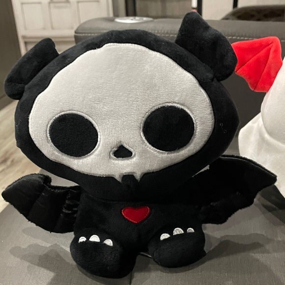 Skelanimals Diego and Squishmallows Melfy - Picture 2 of 7
